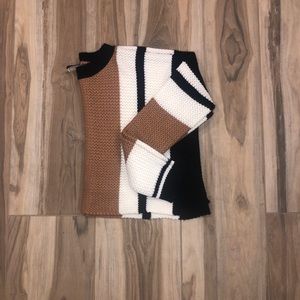 Cropped. Knitted sweater.